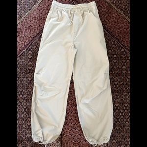 Aritzia TNA pants 100% cotton with pockets. Never worn.